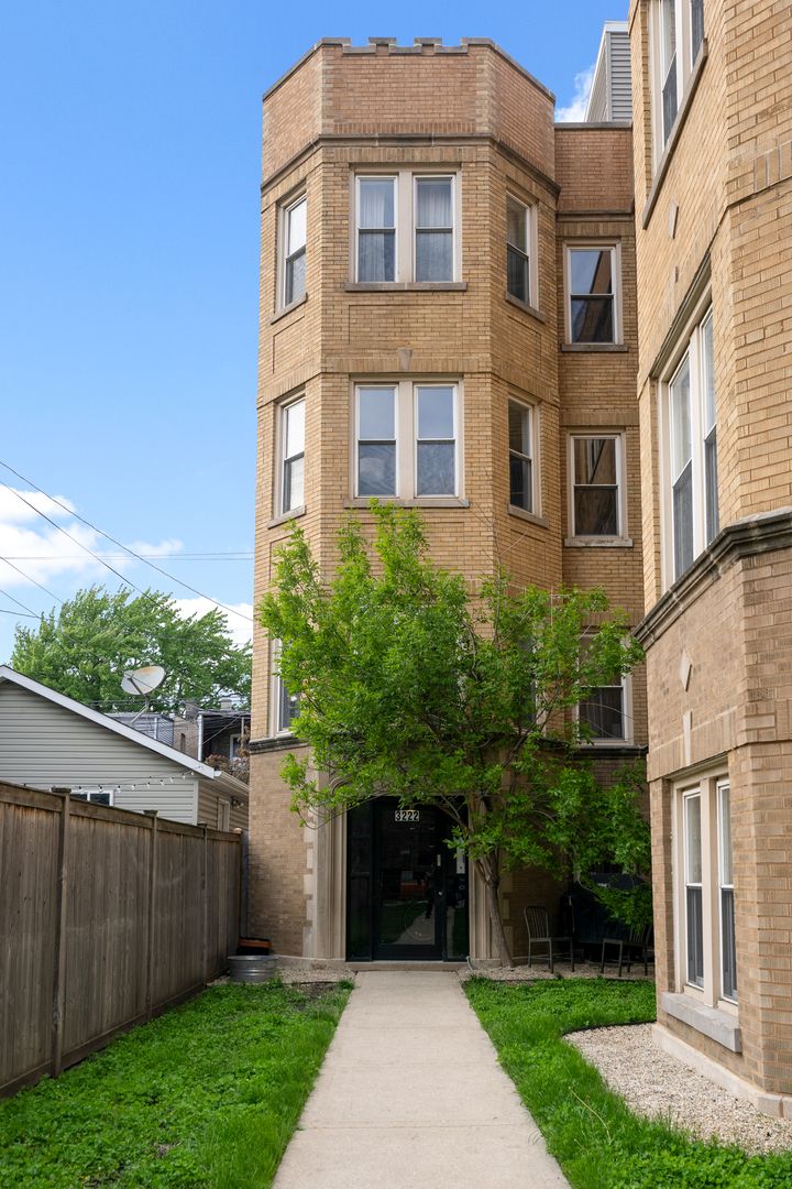 3222 Beach Avenue, Chicago, IL 60651
