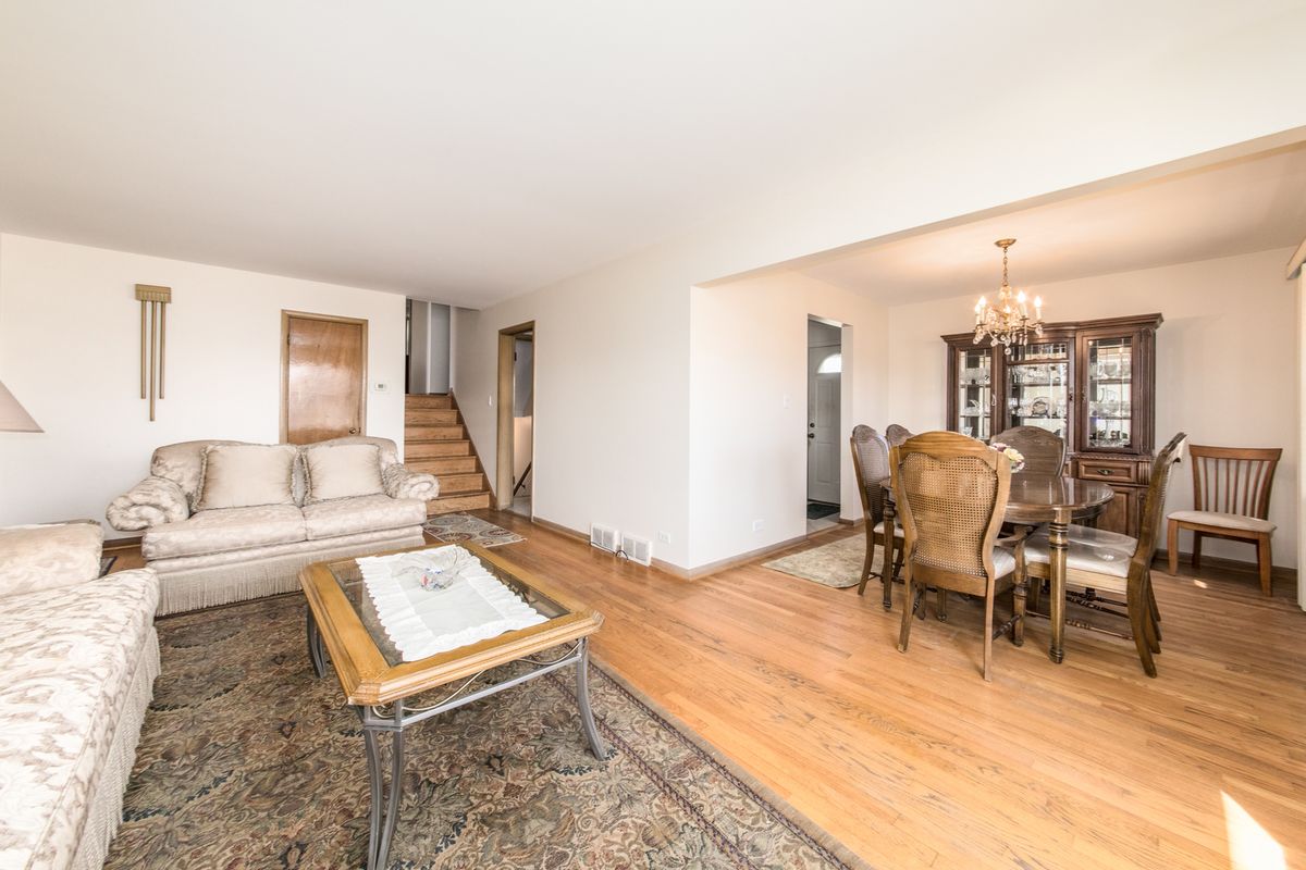 8516 N Ozanam Avenue, Niles, IL 60714