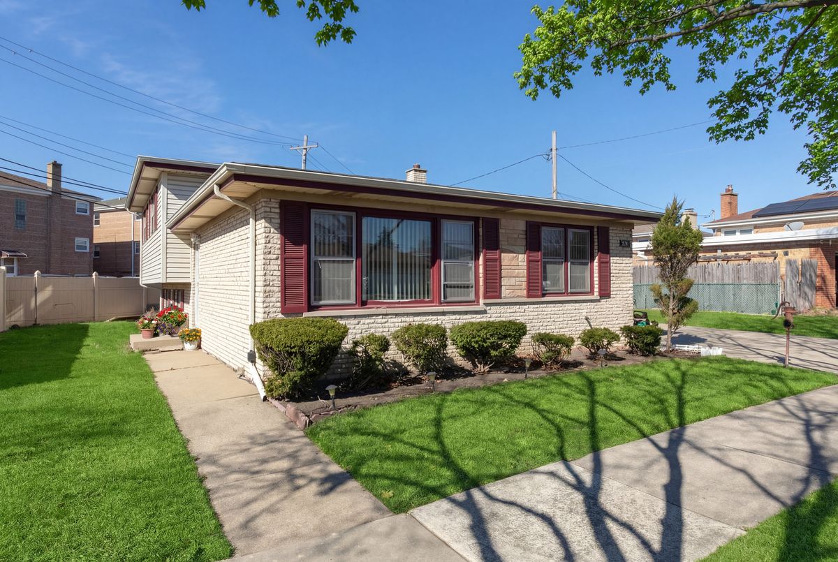 8516 N Ozanam Avenue, Niles, IL 60714