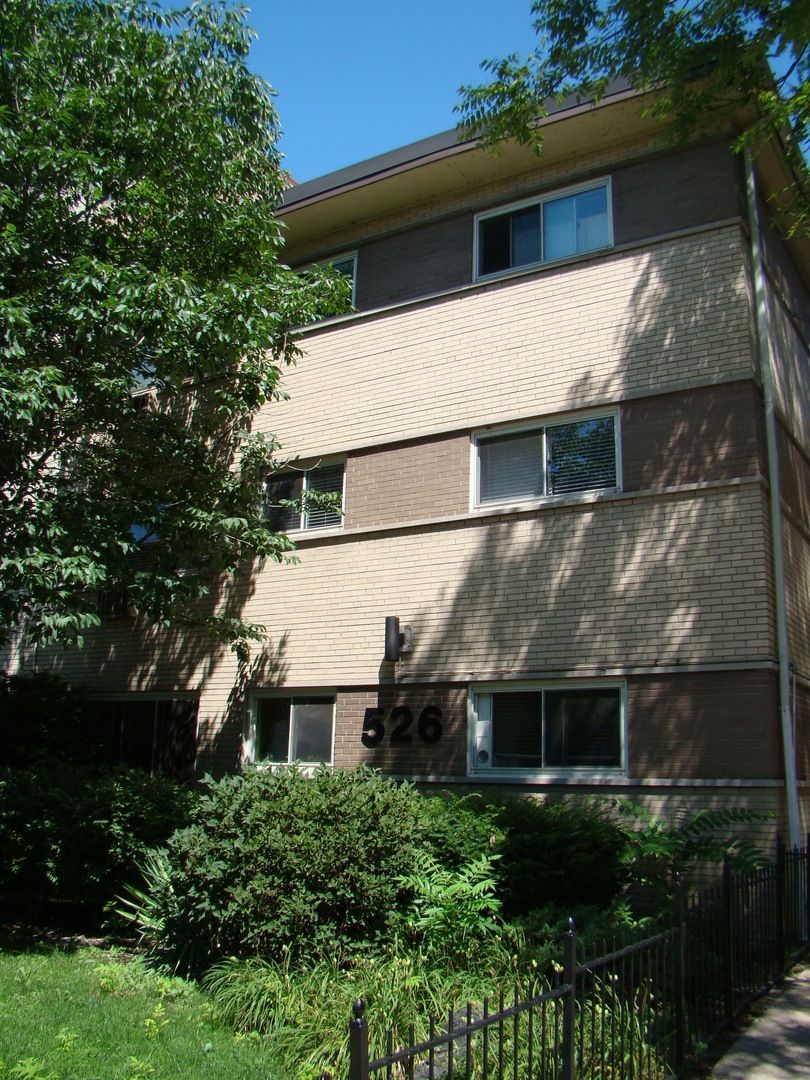 526 Roscoe Street, Chicago, IL 60657