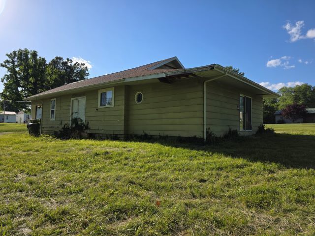 905 Mcclintock Avenue, Johnston City, IL 62951