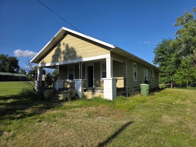 905 Mcclintock Avenue, Johnston City, IL 62951