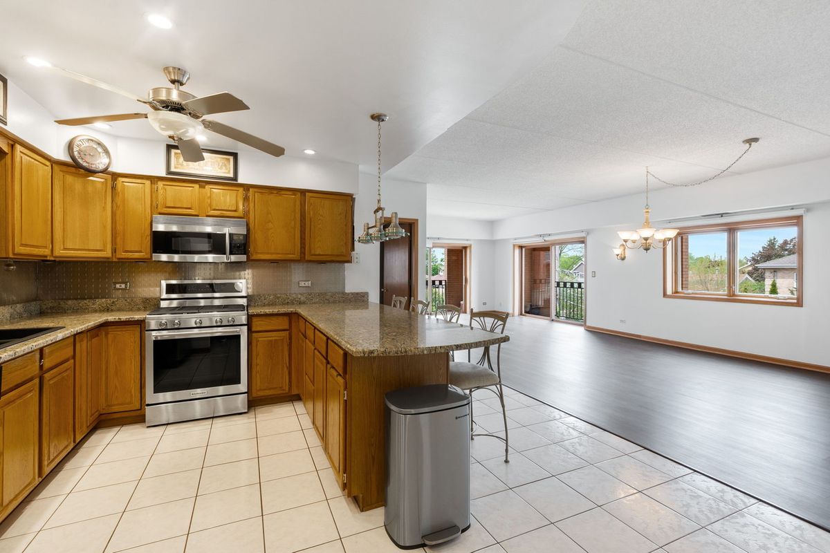 7410 W Lawrence Avenue #218, Harwood Heights, IL 60706