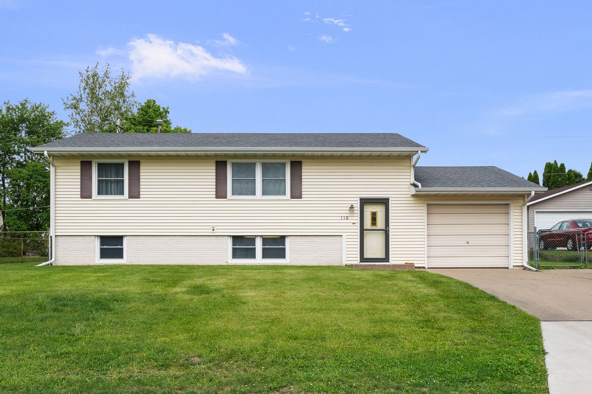 118 Lamphere Drive, Blue Grass, IA 52726