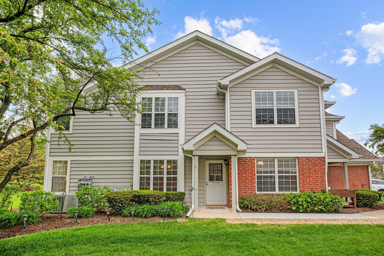 2936 Heatherwood Drive #19081 — Schaumburg, IL 60194