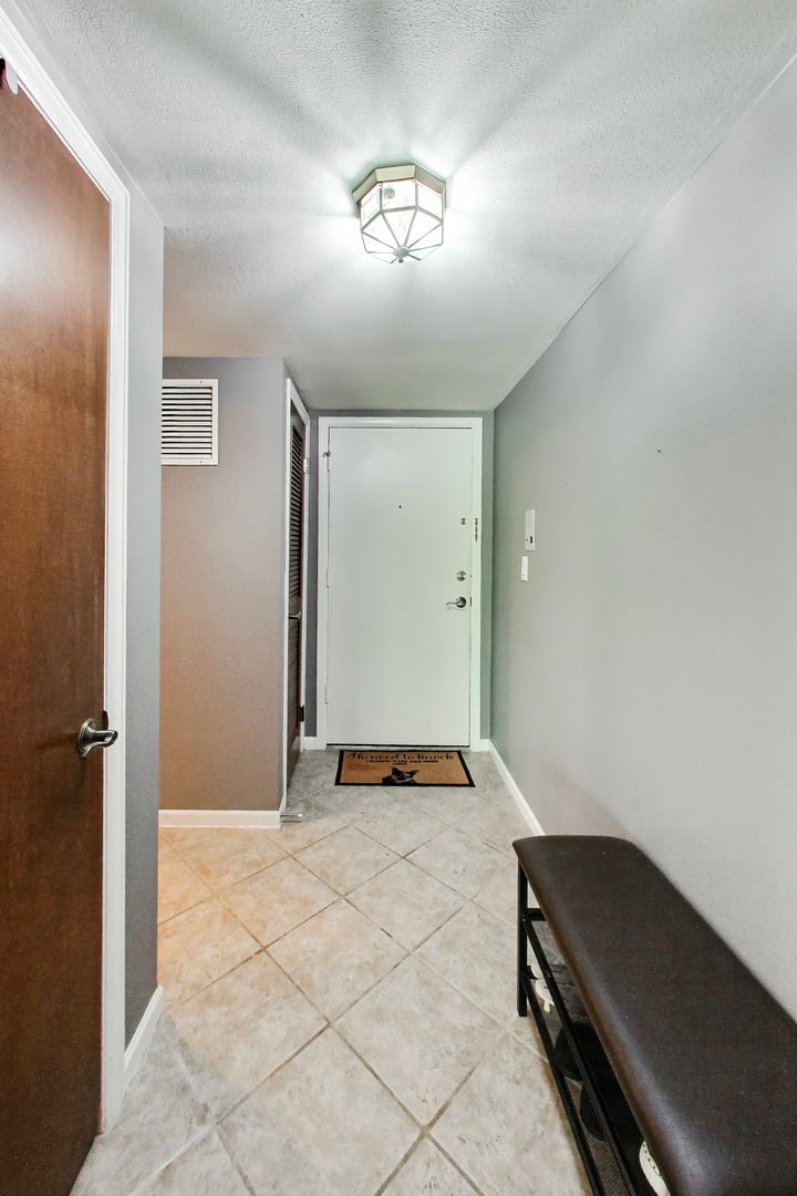 5400 Carriageway Drive #103, Rolling Meadows, IL 60008