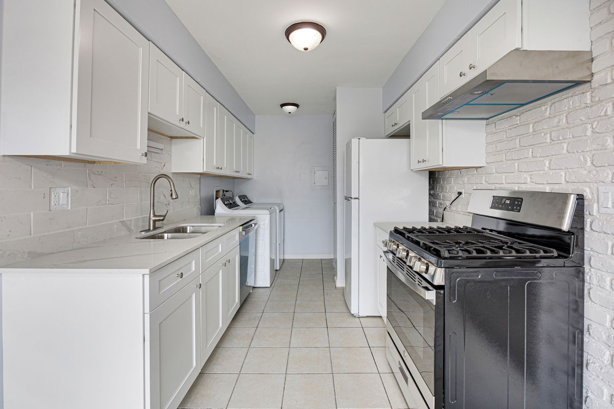 7557 BRISTOL Lane #1, Hanover Park, IL 60133