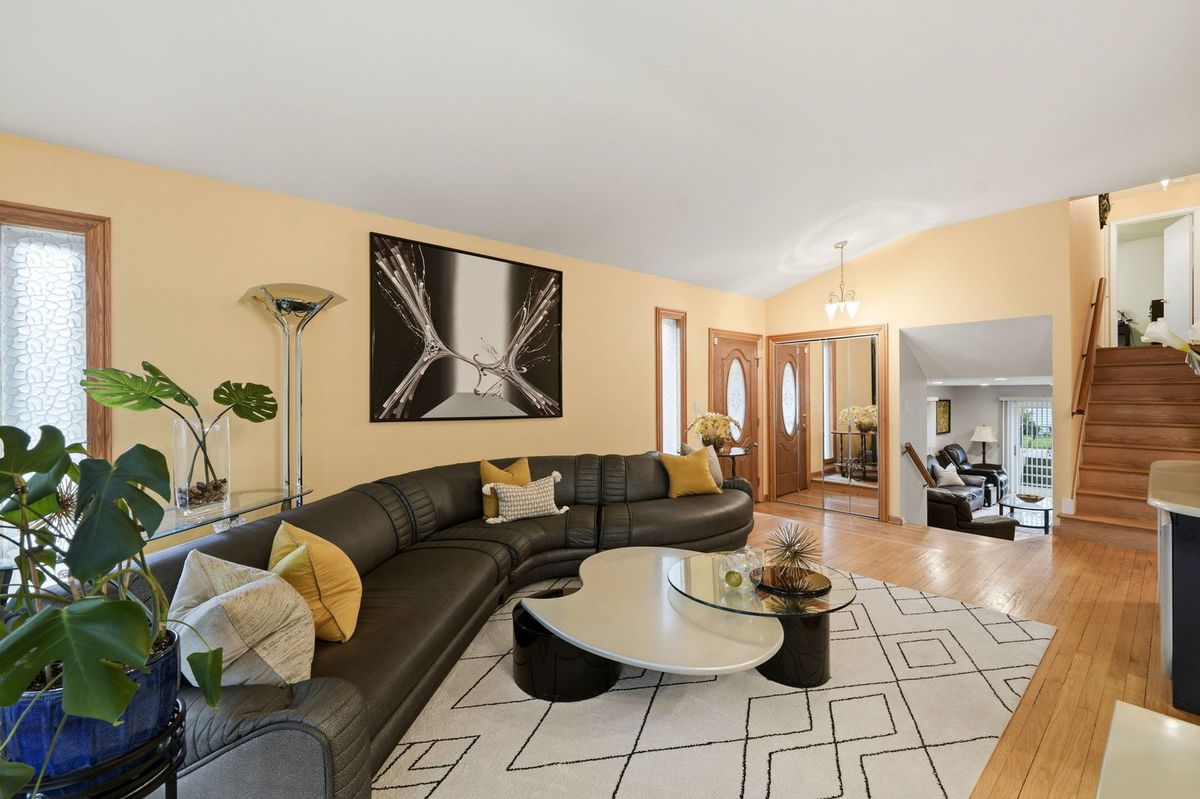 9437 N Lockwood Avenue, Skokie, IL 60077