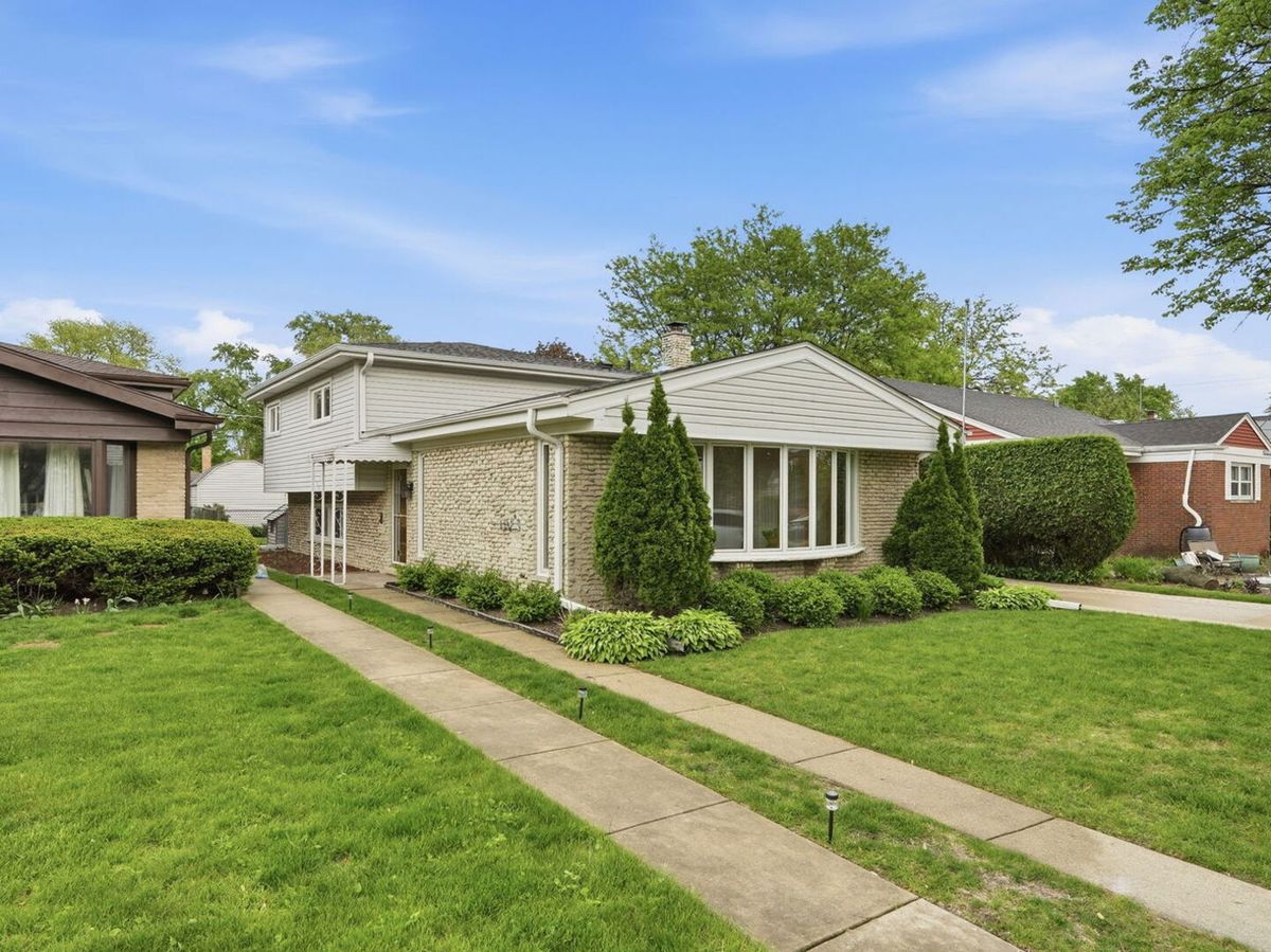 9437 N Lockwood Avenue, Skokie, IL 60077