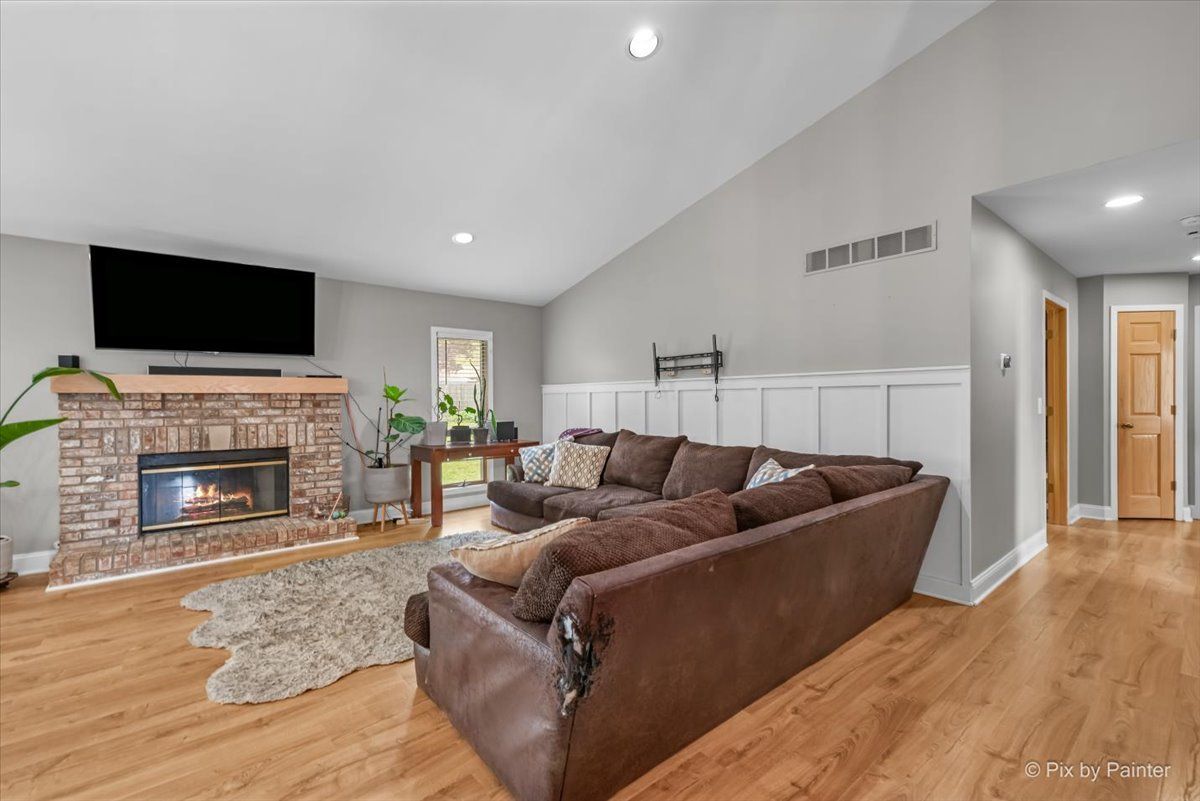 915 S 8th Street, DeKalb, IL 60115