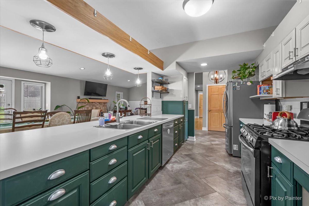 915 S 8th Street, DeKalb, IL 60115
