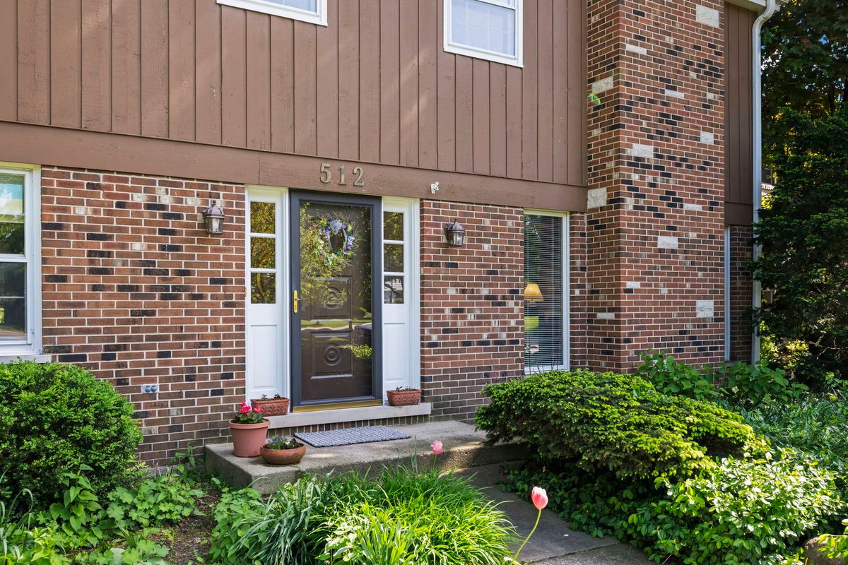 512 S Bristol Lane, Arlington Heights, IL 60005