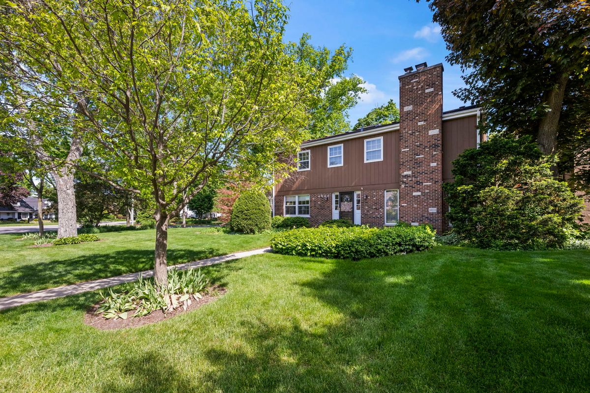 512 S Bristol Lane, Arlington Heights, IL 60005
