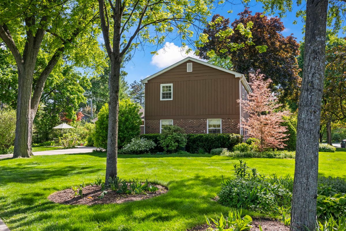 512 S Bristol Lane, Arlington Heights, IL 60005