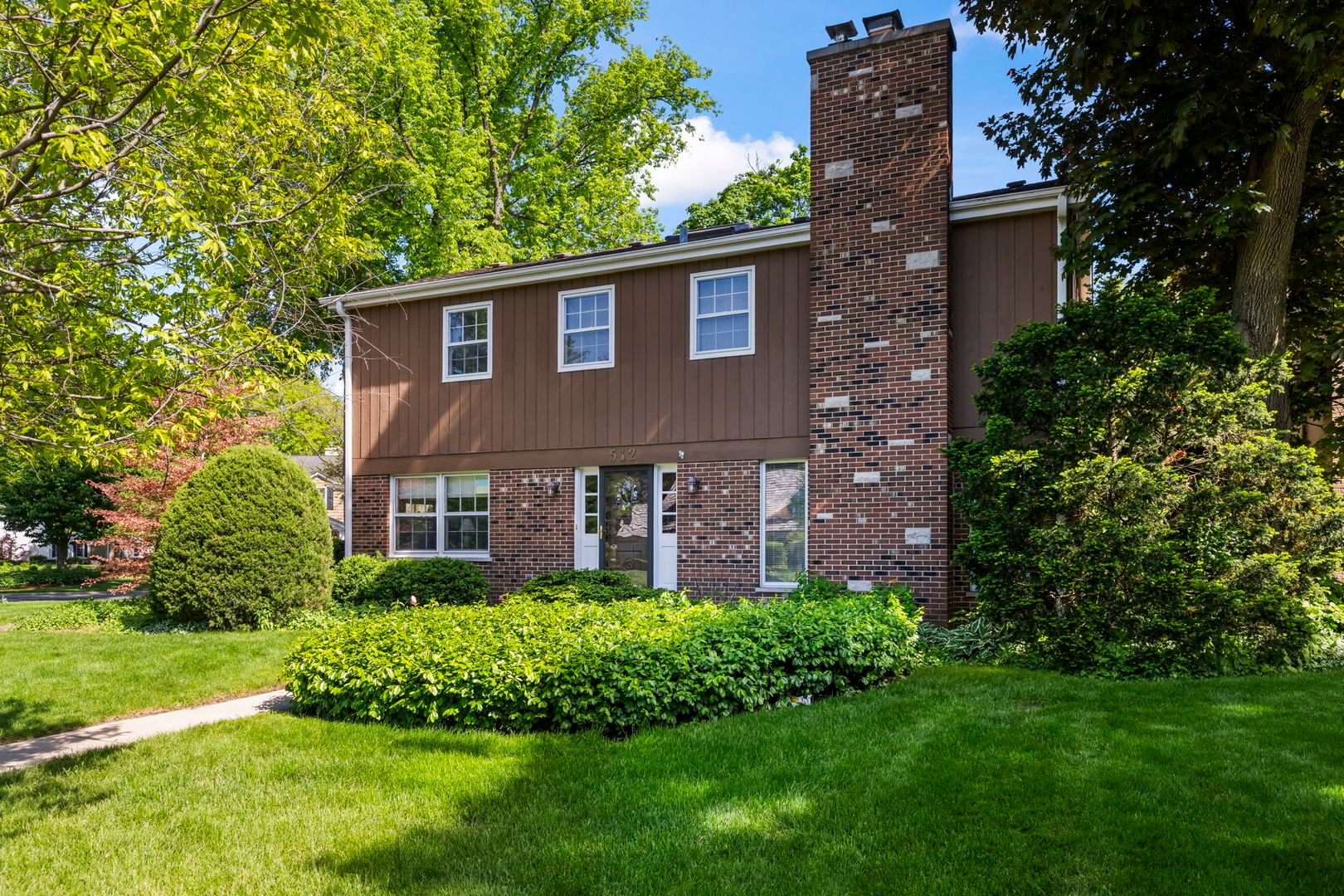 512 S Bristol Lane — Arlington Heights, IL 60005