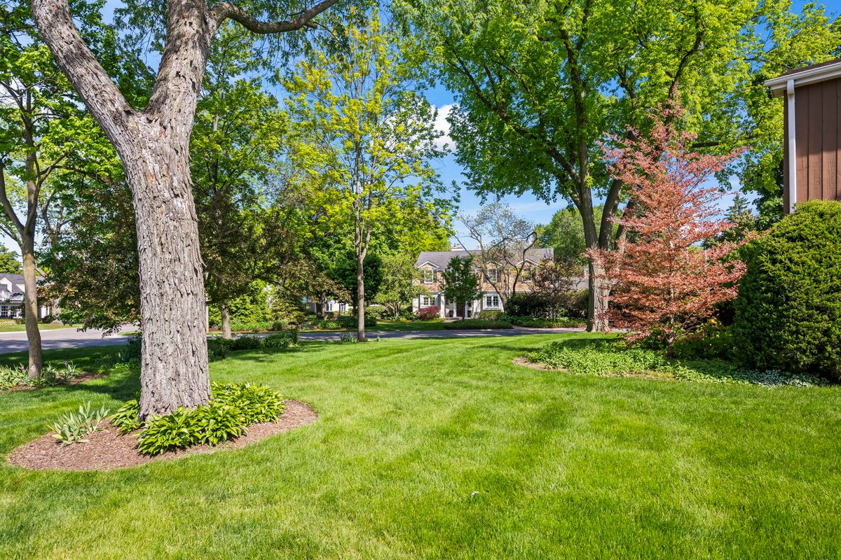 512 S Bristol Lane, Arlington Heights, IL 60005