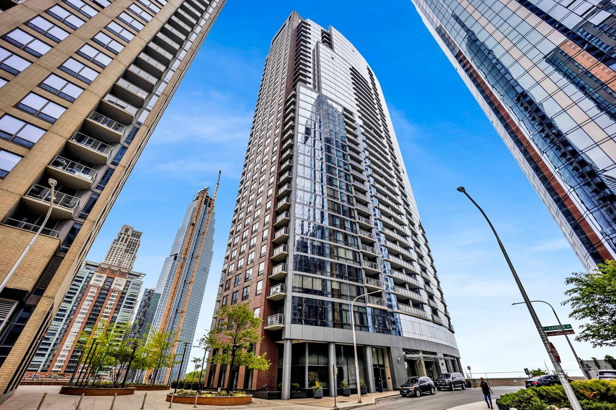 450 Waterside Drive, Chicago, IL 60601