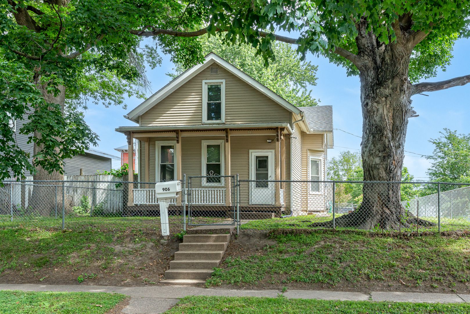 906 W 14th Street — Davenport, IA 52804