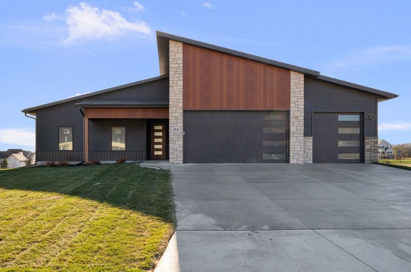 324 Linda Lane, Riverdale, IA 52722