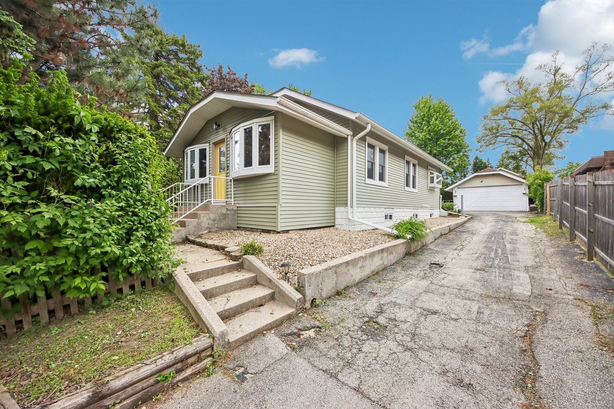 117 E 55th Street, Westmont, IL 60559