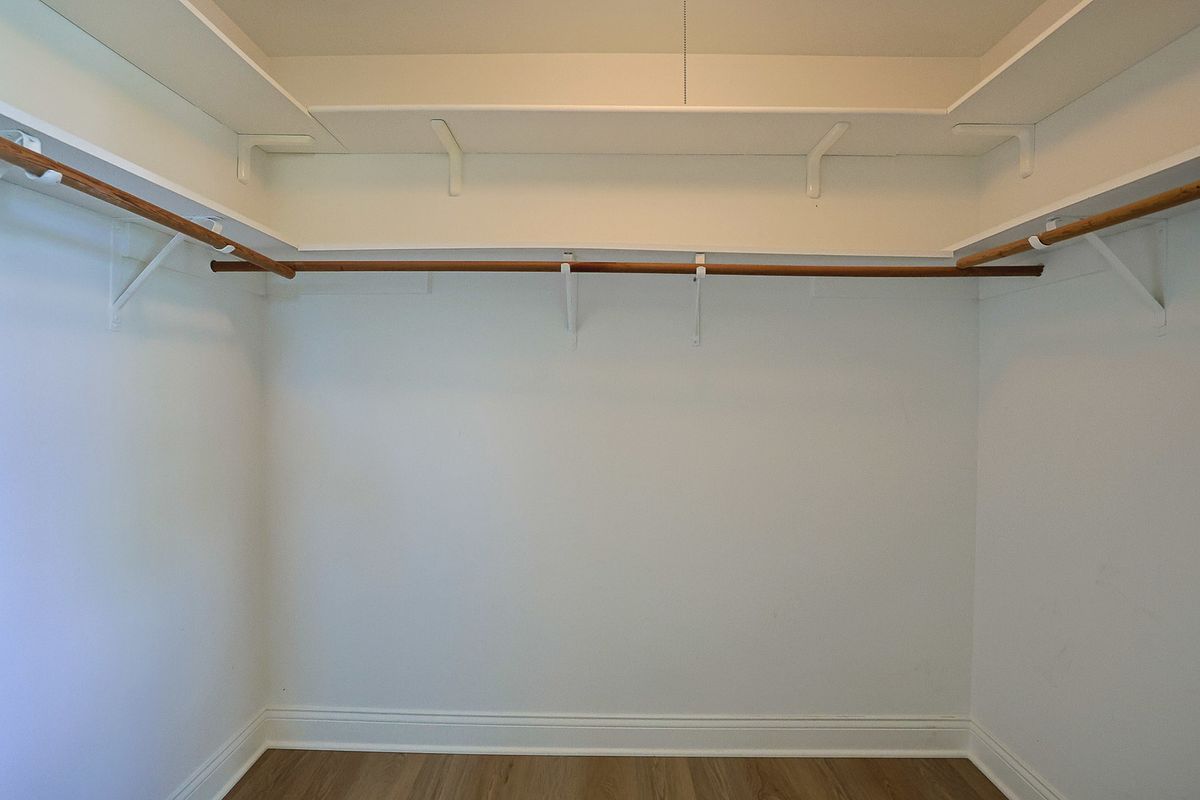 1299 W New Britton Drive, Hoffman Estates, IL 60192