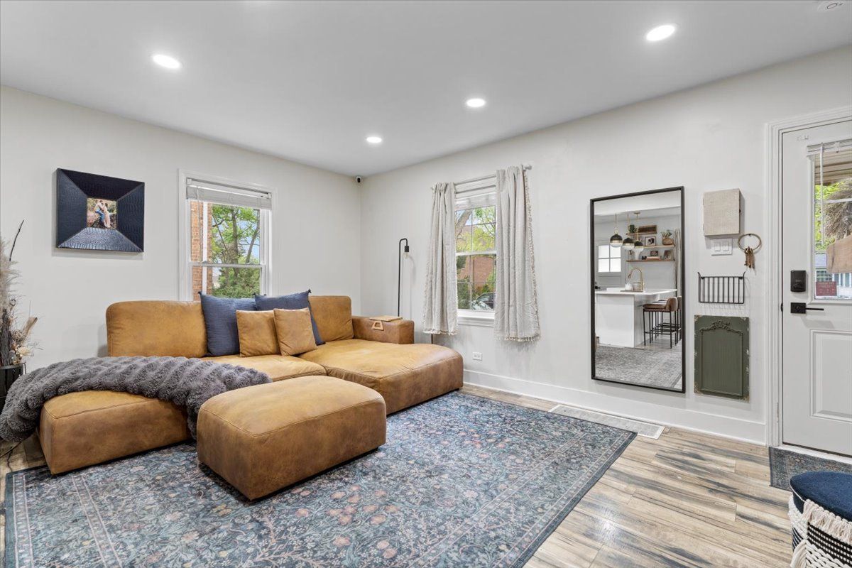 9125 S 54th Avenue, Oak Lawn, IL 60453