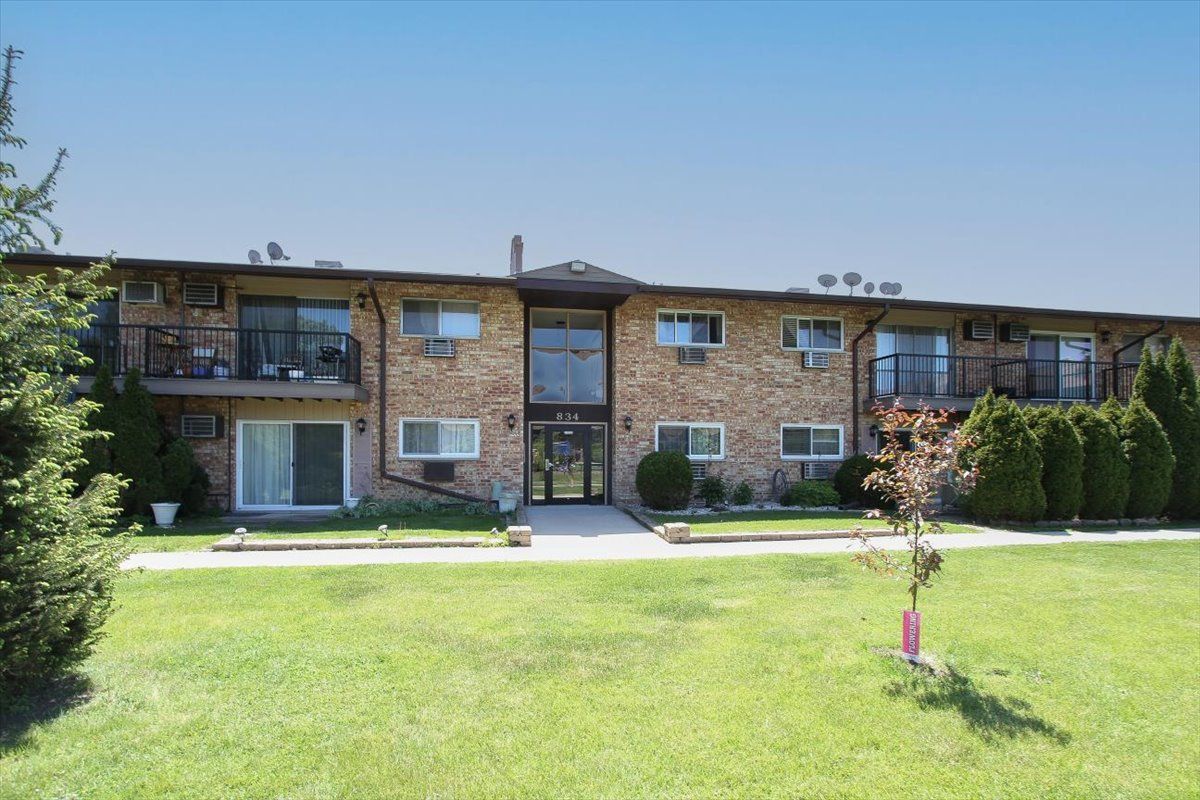 834 E Old Willow Road #209 — Prospect Heights, IL 60070