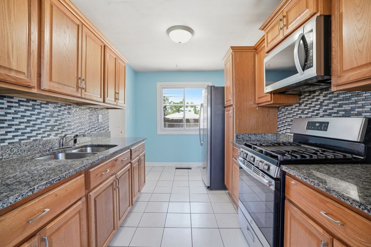 17044 Burnham Avenue, Lansing, IL 60438