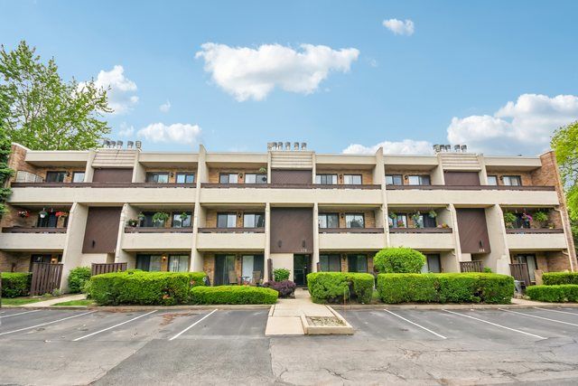 176 E Springbrook Drive #3A — Bloomingdale, IL 60108