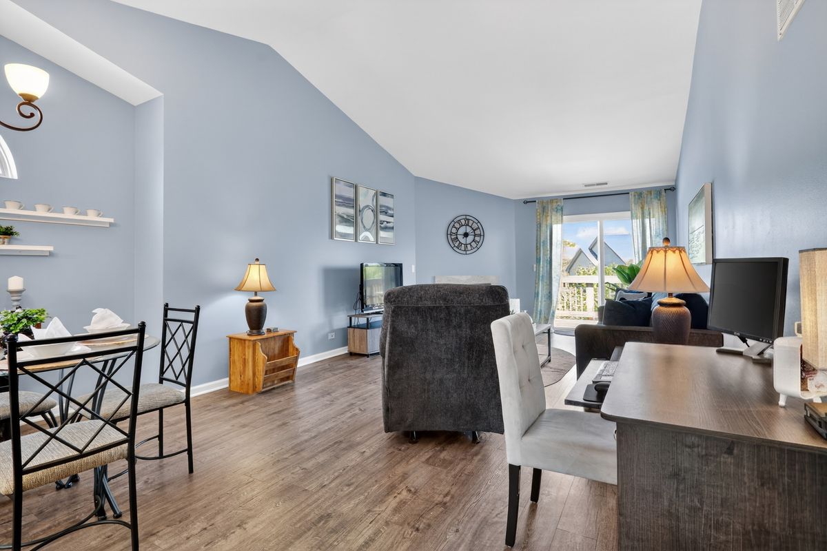 563 Willow Way #563, Lindenhurst, IL 60046