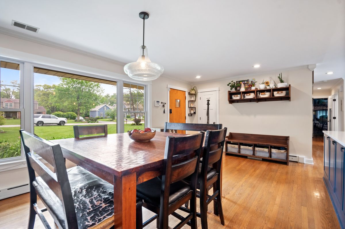 17W214 W Hillside Lane, Willowbrook, IL 60527