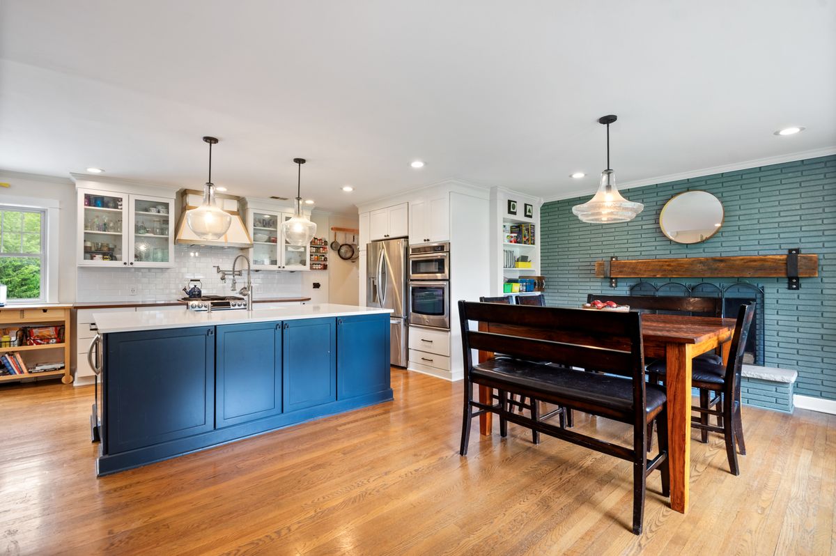 17W214 W Hillside Lane, Willowbrook, IL 60527