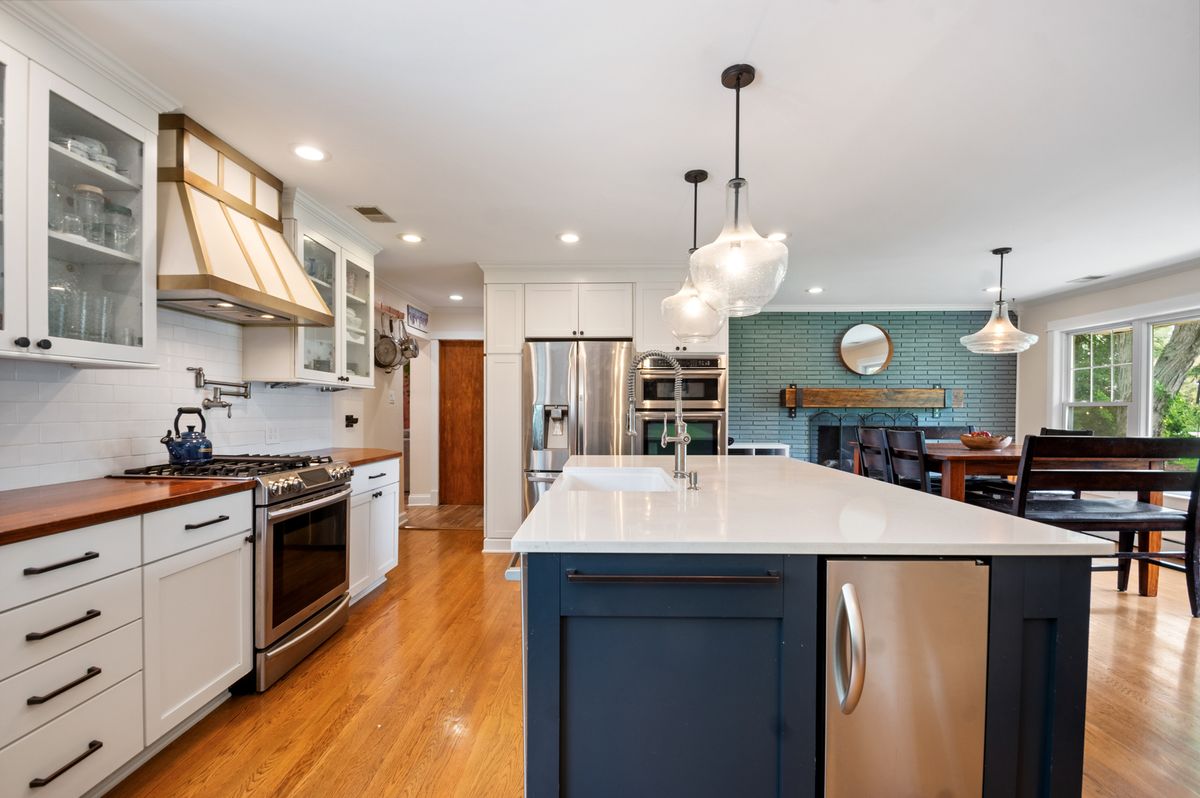 17W214 W Hillside Lane, Willowbrook, IL 60527