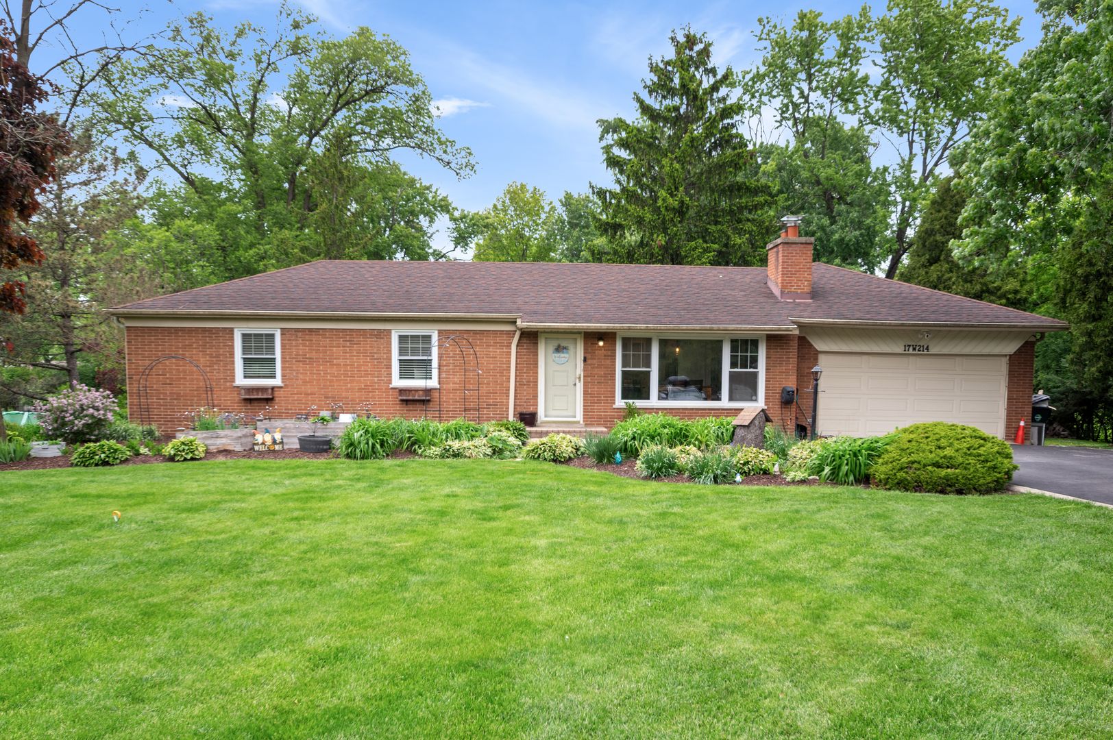 17W214 W Hillside Lane — Willowbrook, IL 60527