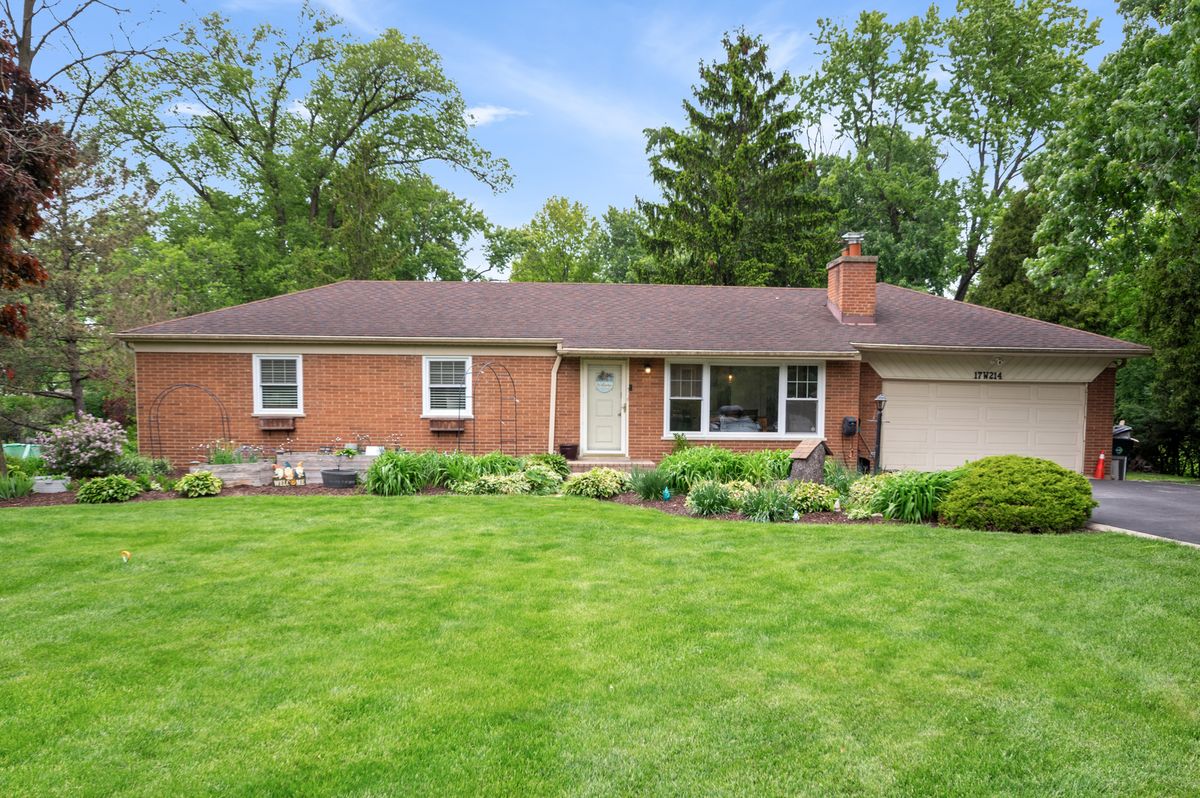 17W214 Hillside Lane, Willowbrook, IL 60527