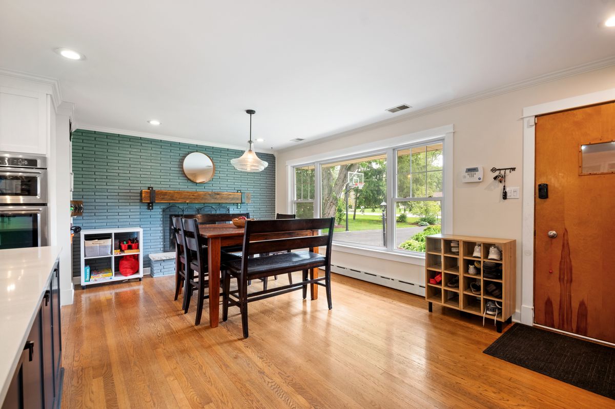 17W214 W Hillside Lane, Willowbrook, IL 60527