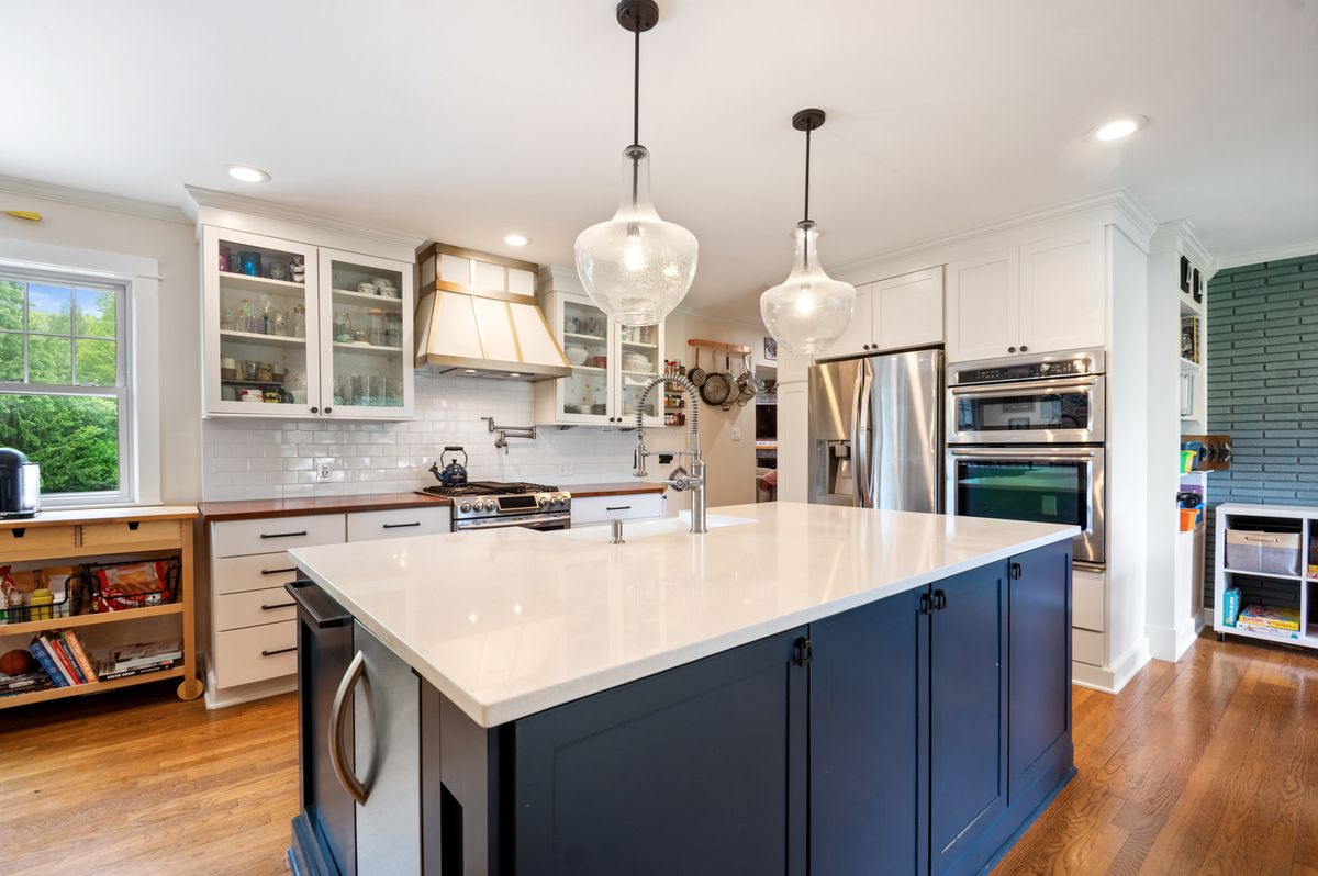 17W214 W Hillside Lane, Willowbrook, IL 60527