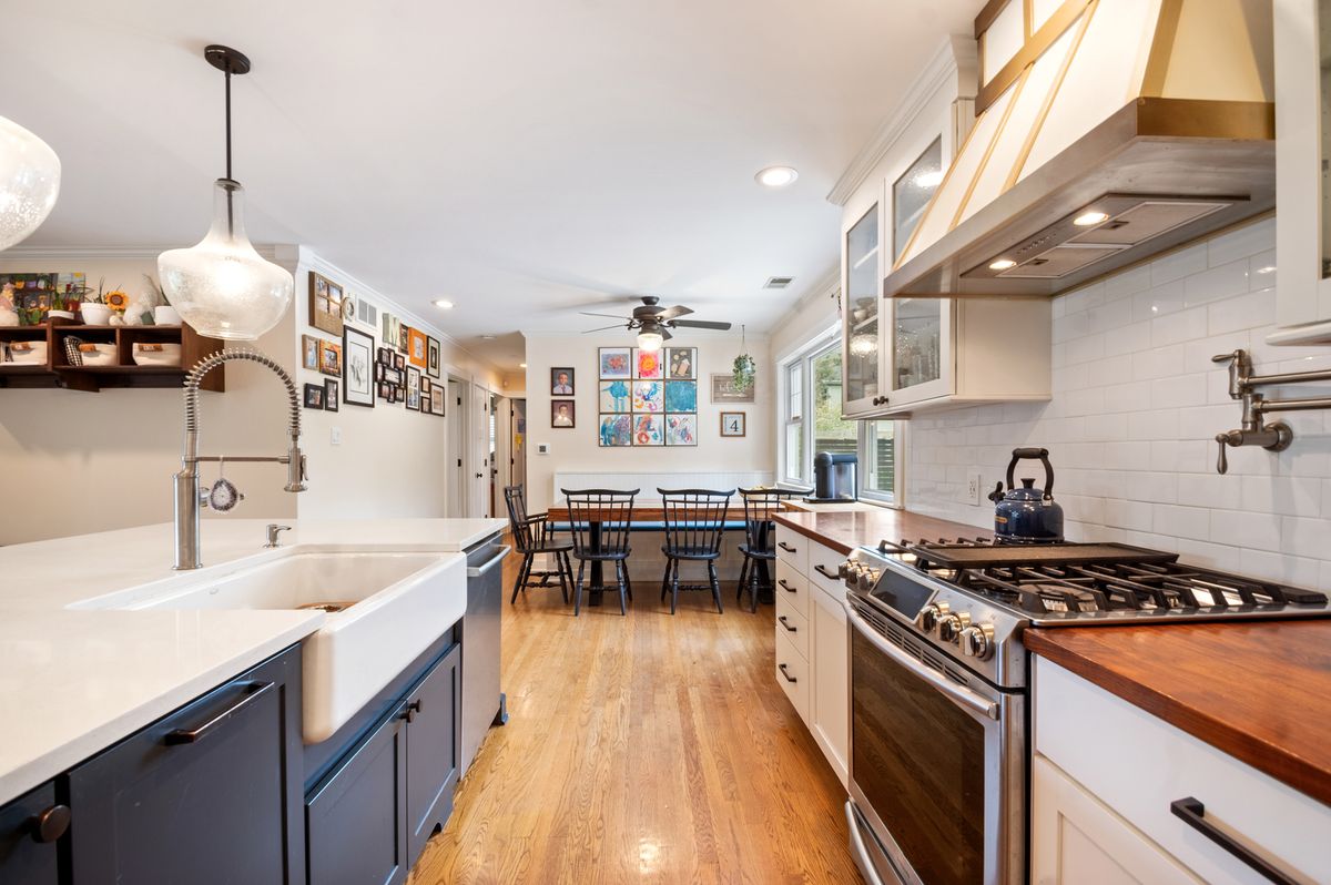 17W214 W Hillside Lane, Willowbrook, IL 60527