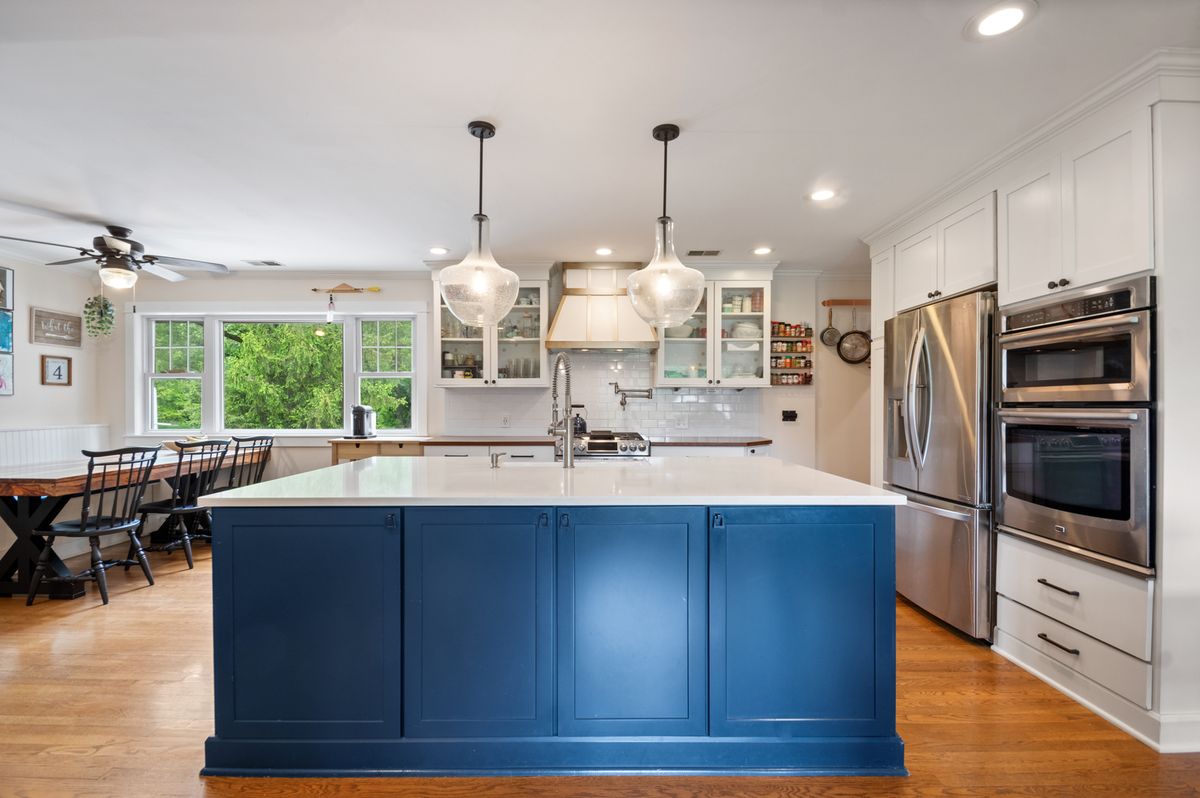 17W214 W Hillside Lane, Willowbrook, IL 60527