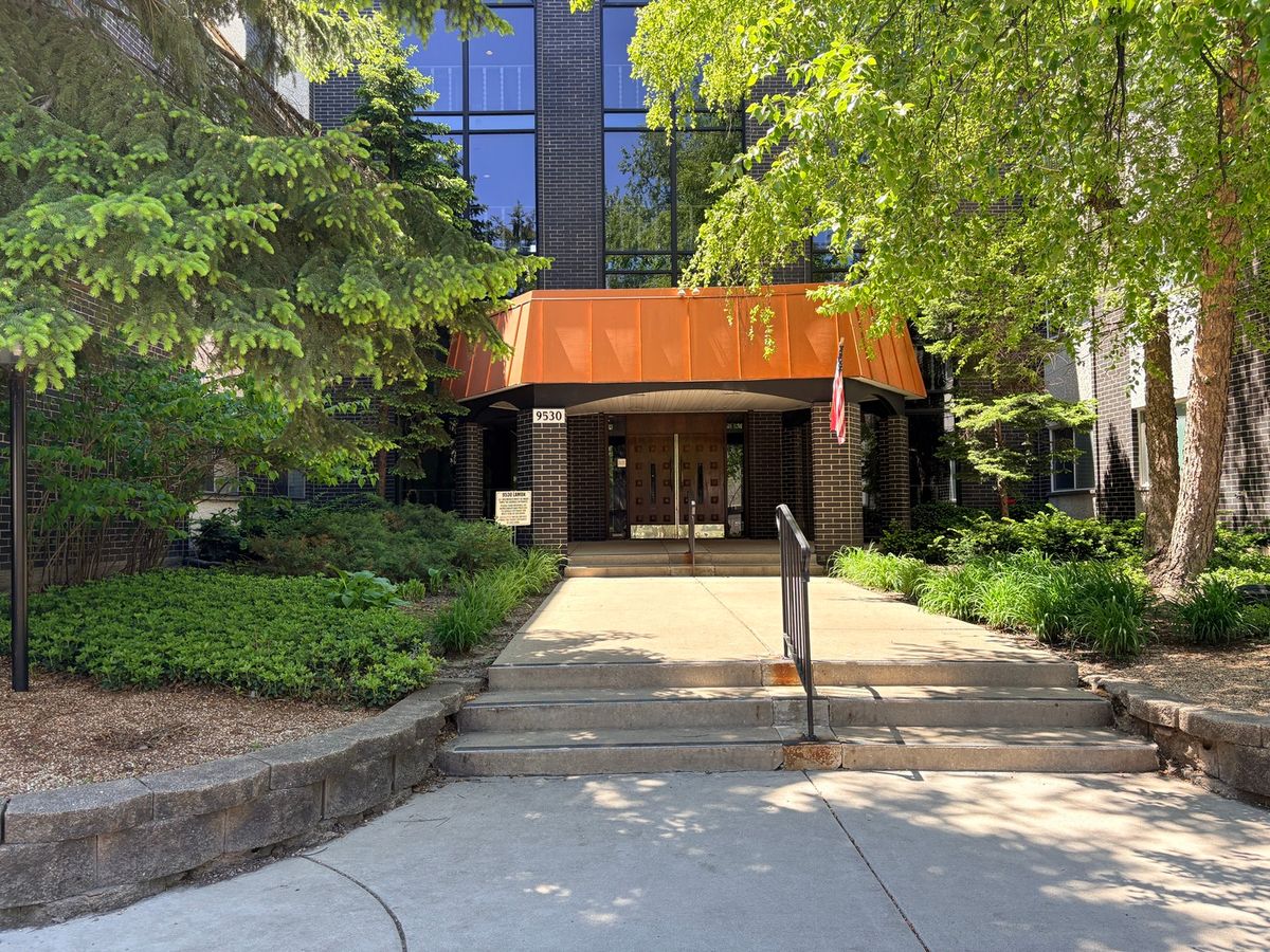 9530 Lamon Avenue, Skokie, IL 60077