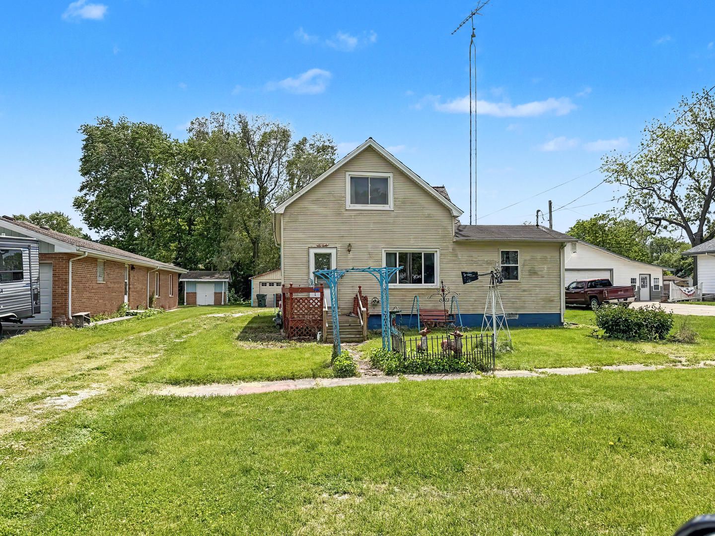 204 E Lake Street — Ashkum, IL 60911