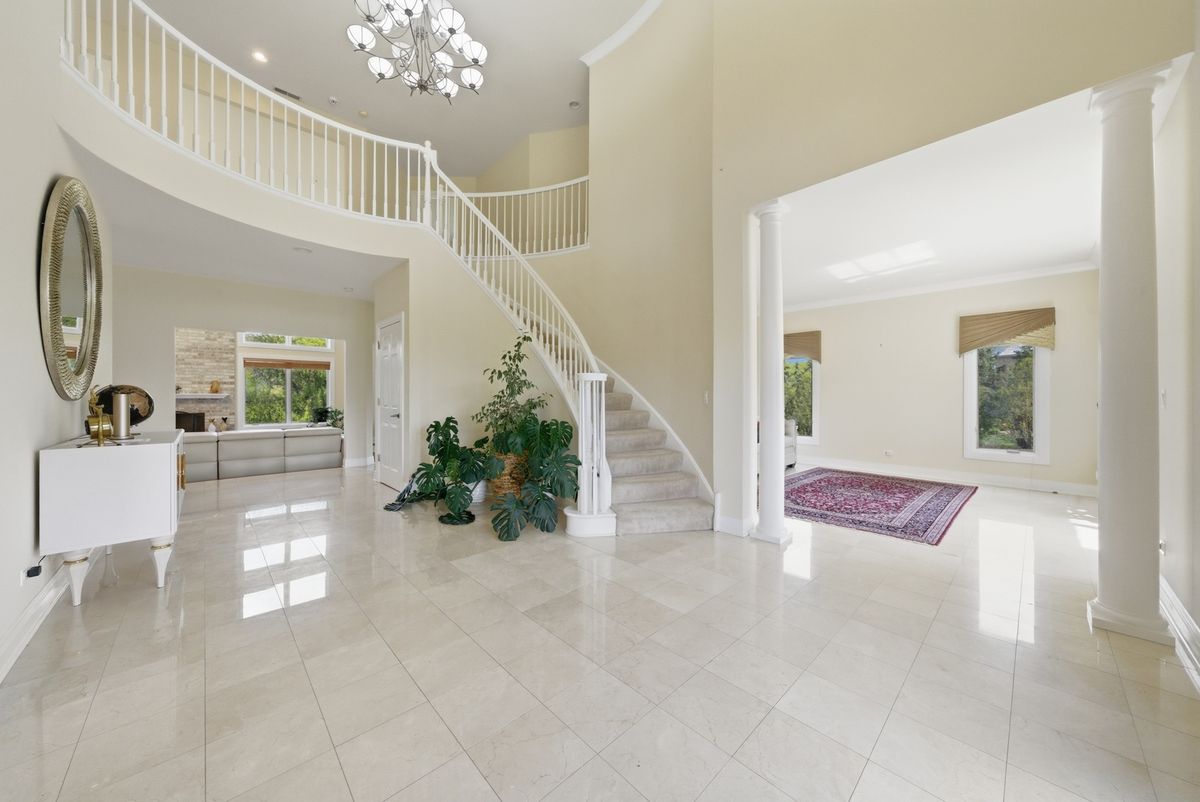 9 Falcon Lakes Drive, South Barrington, IL 60010