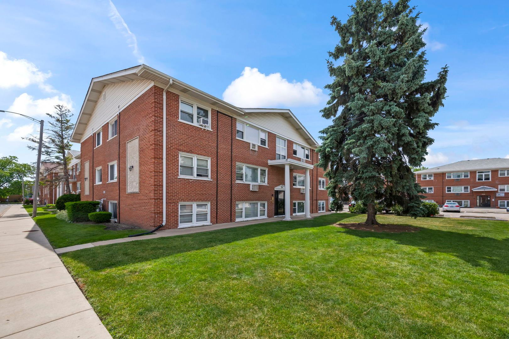 10121 Hartford Court #1B — Schiller Park, IL 60176