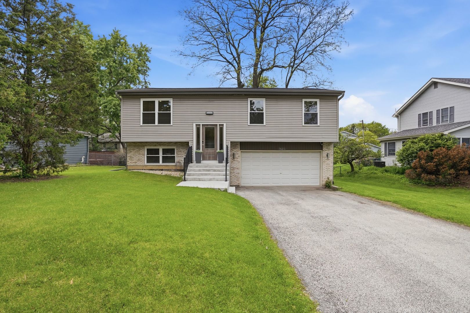 6212 Leonard Avenue — Downers Grove, IL 60516