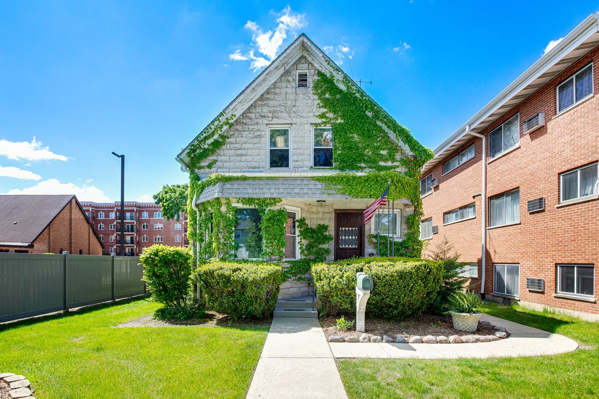 422 W Wesley Street, Wheaton, IL 60187
