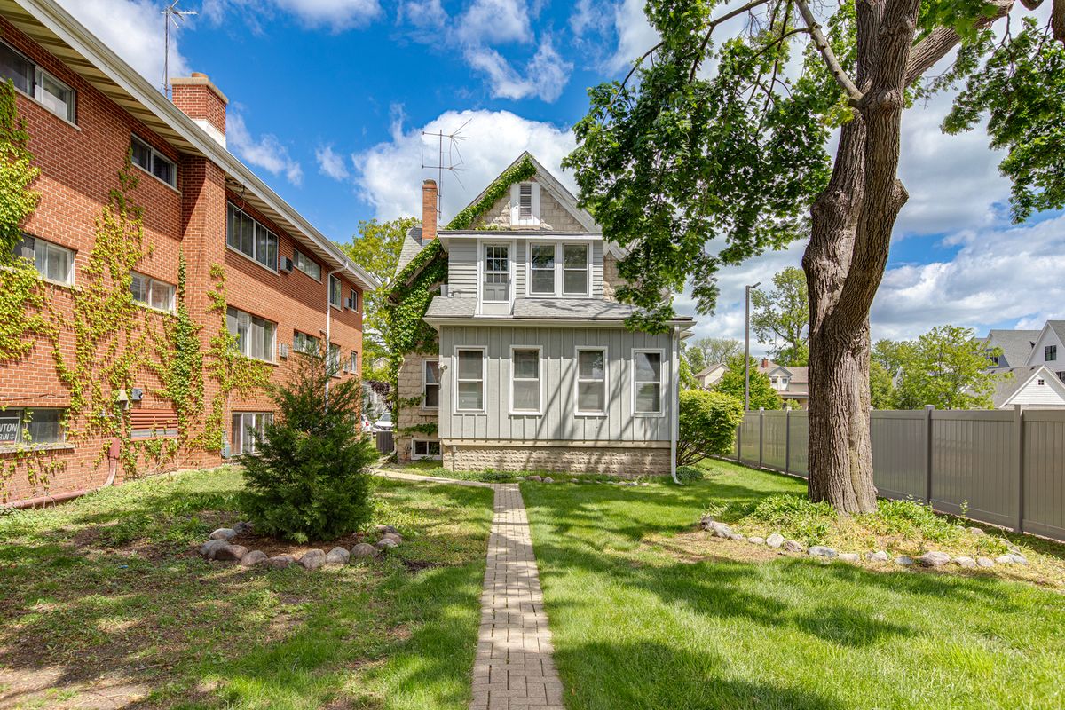 422 W Wesley Street, Wheaton, IL 60187