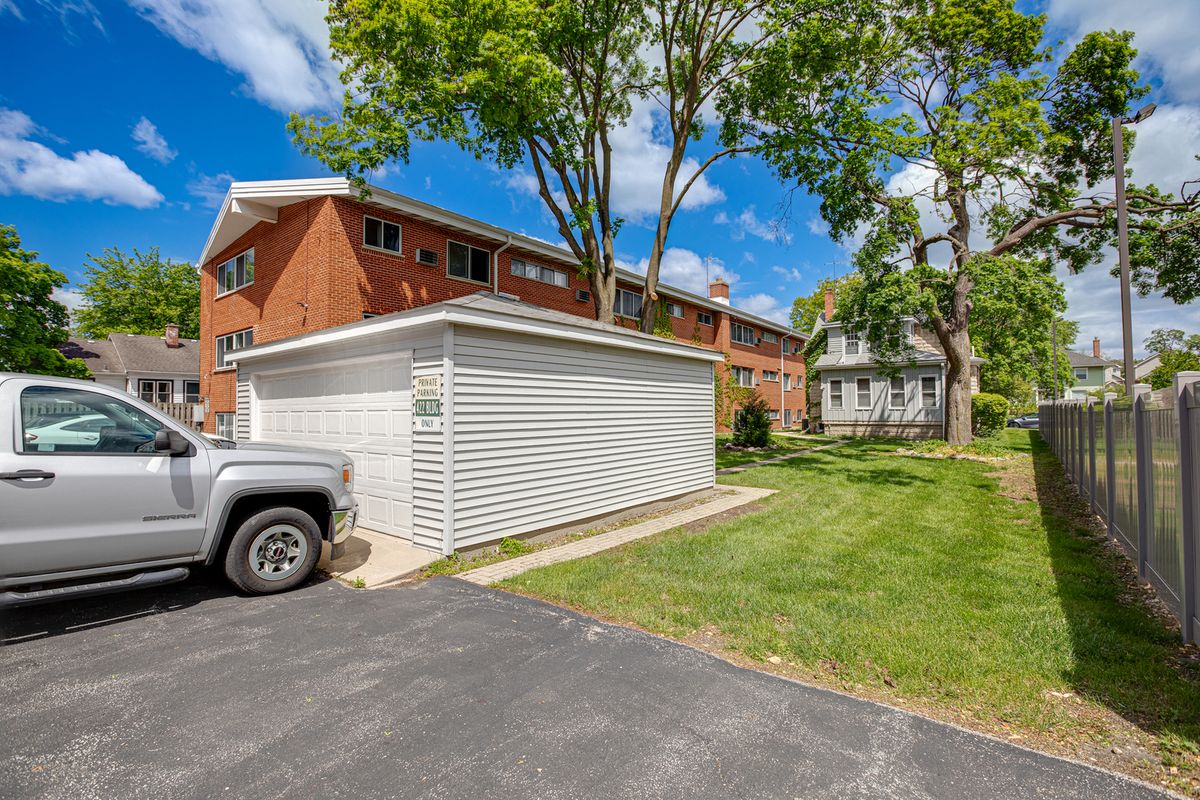 422 W Wesley Street, Wheaton, IL 60187