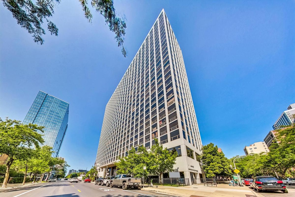 4343 CLARENDON Avenue, Chicago, IL 60613