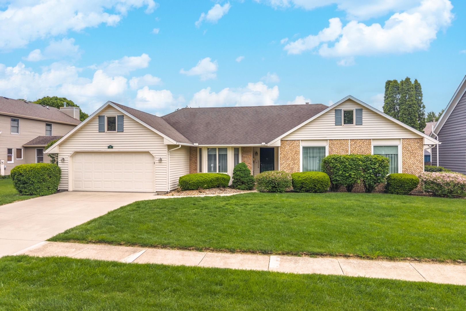 5 Downing Circle — Bloomington, IL 61704