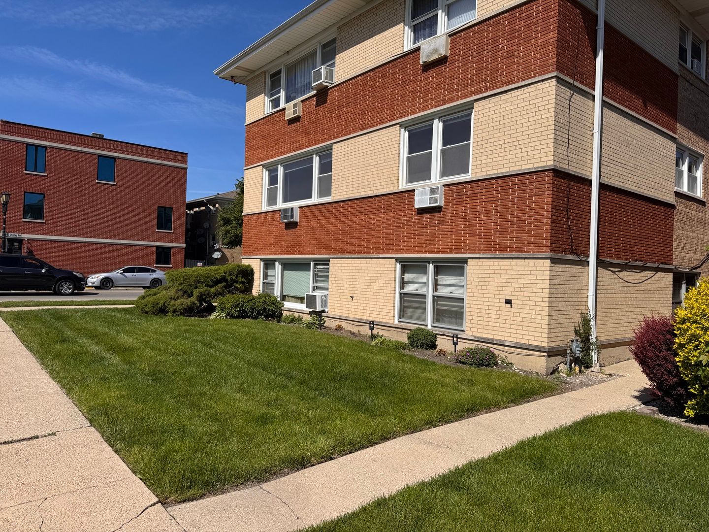 7347 W Diversey Avenue W #8 — Elmwood Park, IL 60707